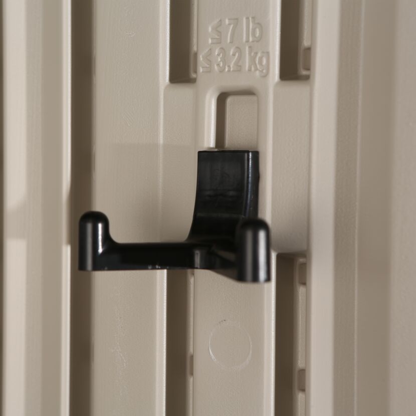 Schwarzer Kunststoffhaken an Wand