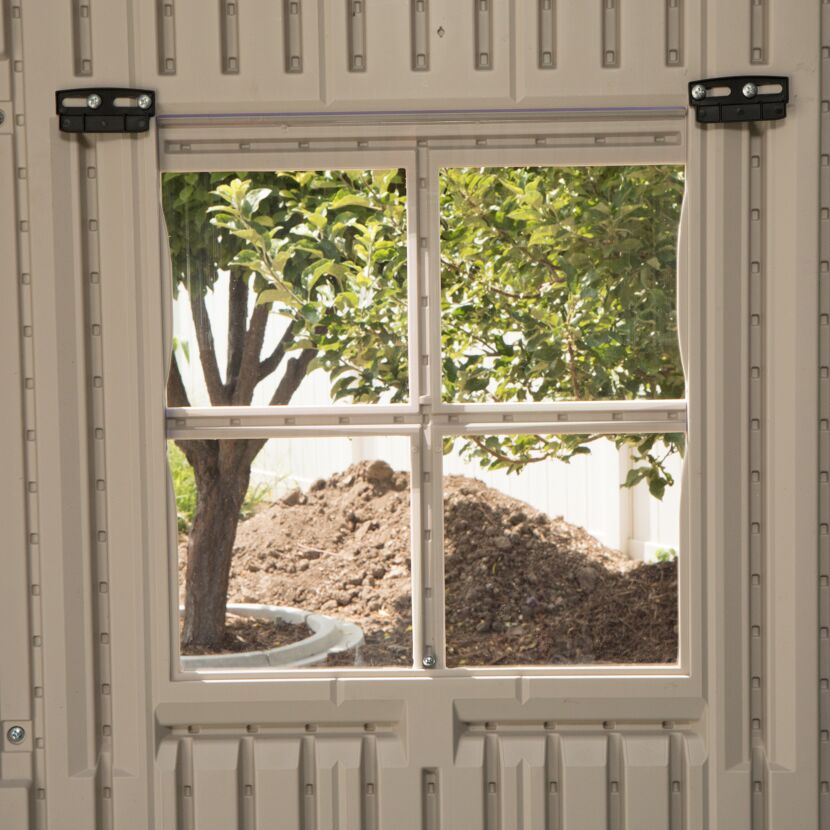 Blick aus Gartenhaus auf Baum