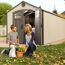 Zwei Personen und ein Gartenhaus