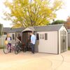 Familie vor Gartenhaus