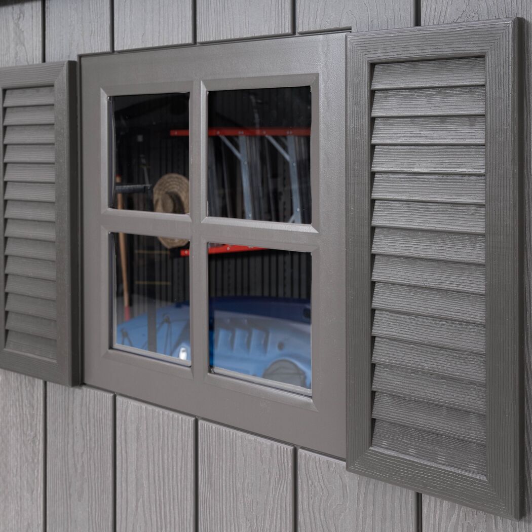 Fenster eines grauen Gartenhauses