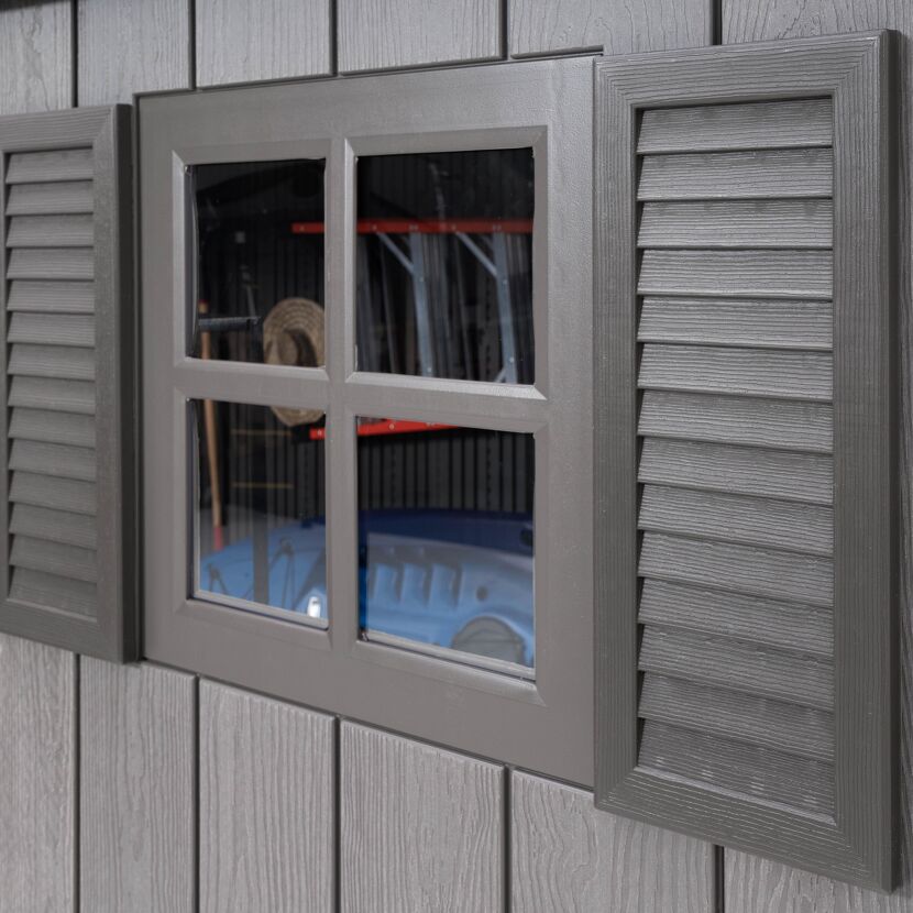 Fenster eines grauen Gartenhauses