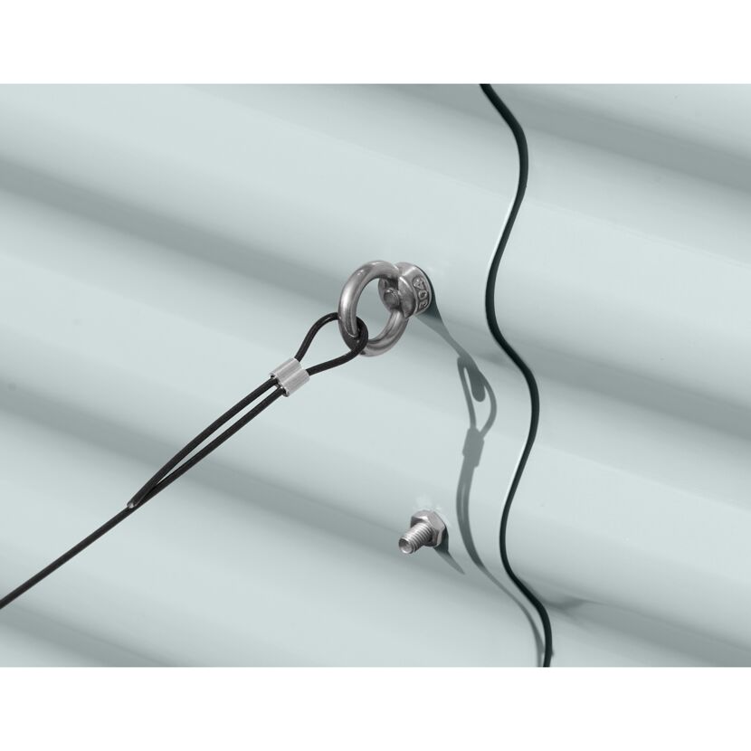 Metallring mit Seil an Wand befestigt