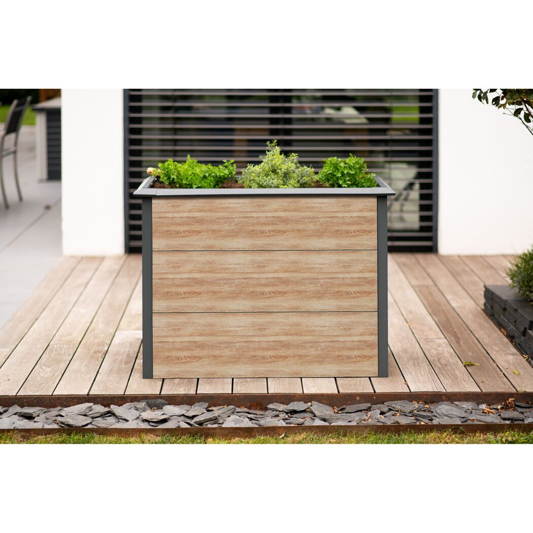Holzhochbeet mit Kräutern auf Terrasse