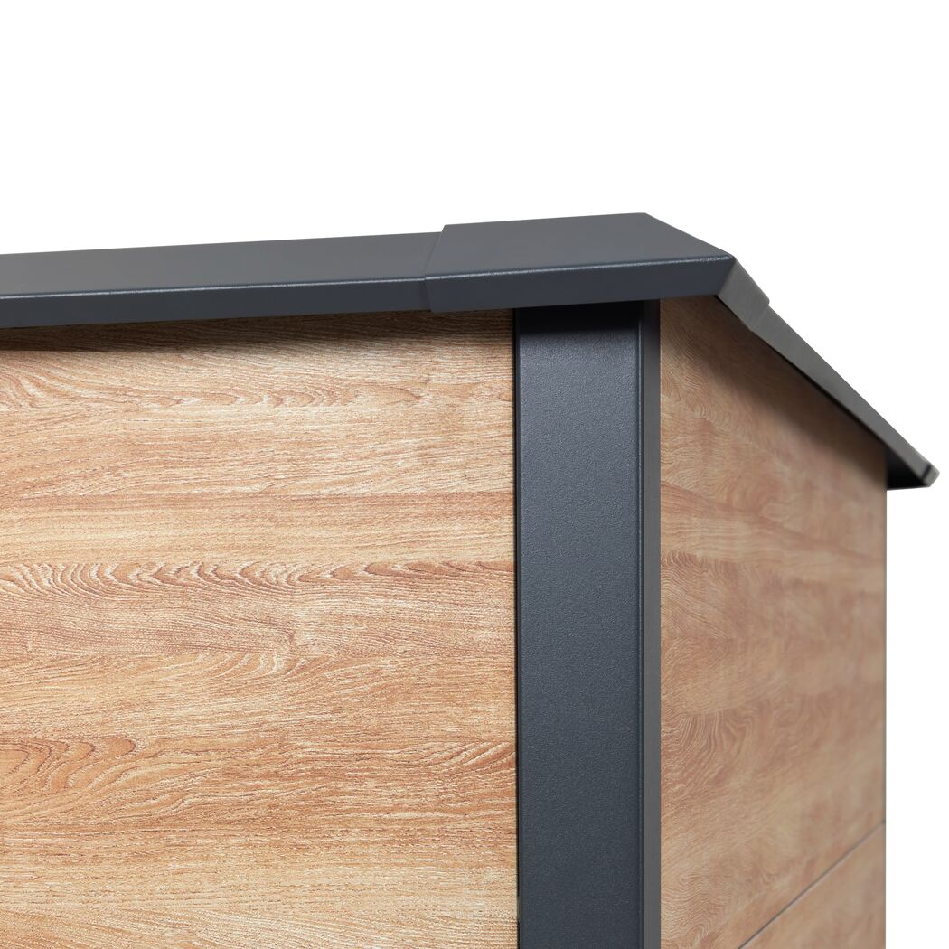Ecke eines Hochbeets aus Holz