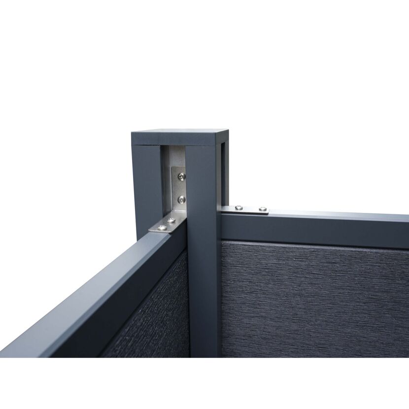 Ecke einer Mülltonnenbox mit Metallwinkeln