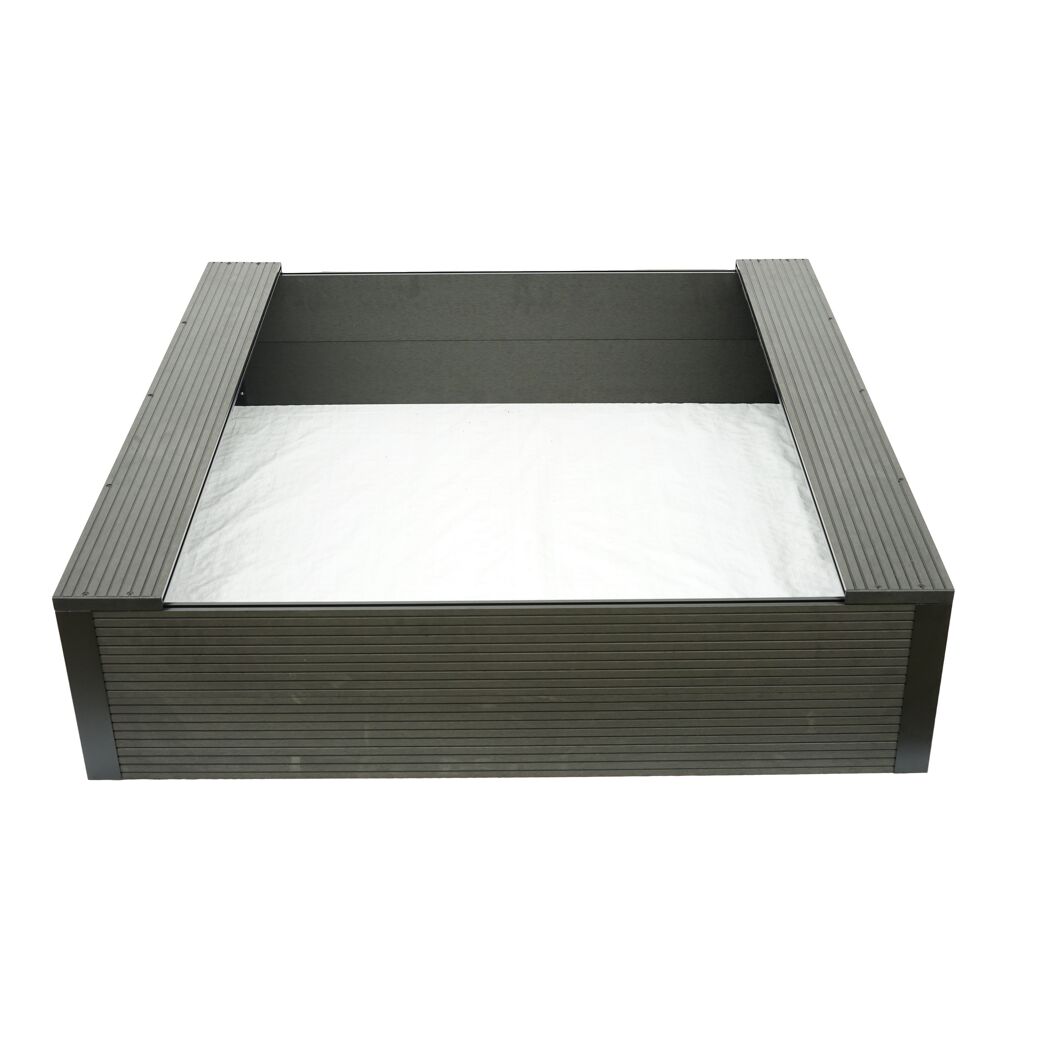Leerer Sandkasten mit Abdeckung