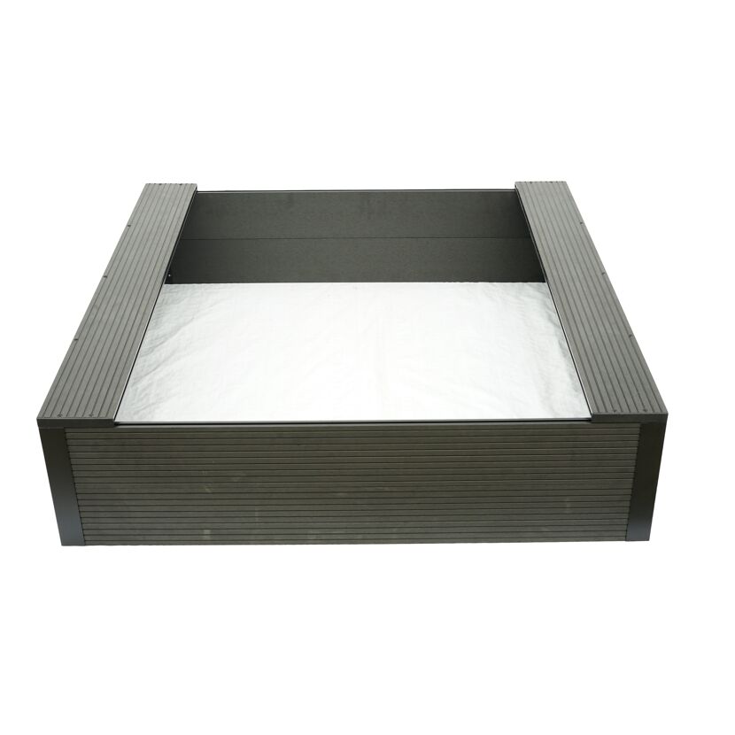 Leerer Sandkasten mit Abdeckung