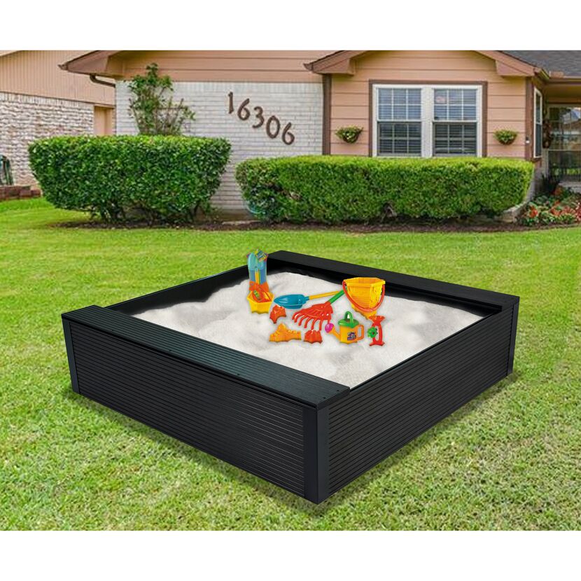 Sandkasten mit Sandspielzeug