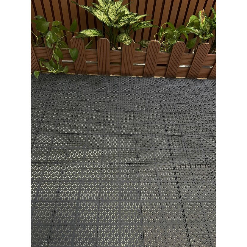 Schwarze Klickfliesen auf dem Balkon