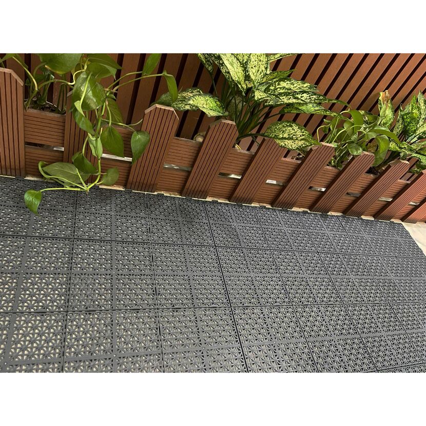 Schwarze Klickfliesen auf dem Balkon