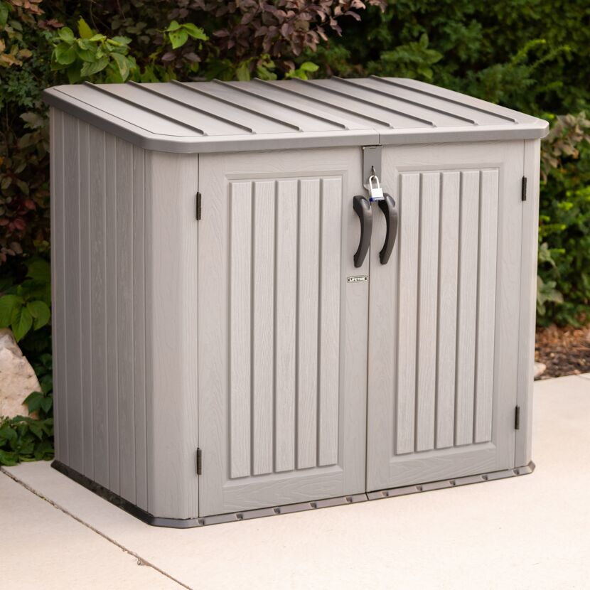 Grauer Gartenschrank mit Vorhängeschloss.