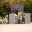 Geöffneter grauer Gartenschrank mit Gartenzubehör
