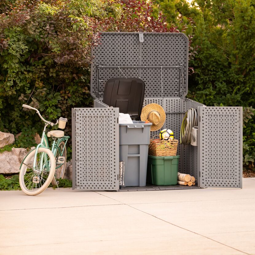 Geöffneter grauer Gartenschrank mit Gartenzubehör