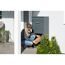 Person nimmt Paket aus Paketbox