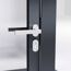 Türklinke und Türschloss an schwarzer Tür