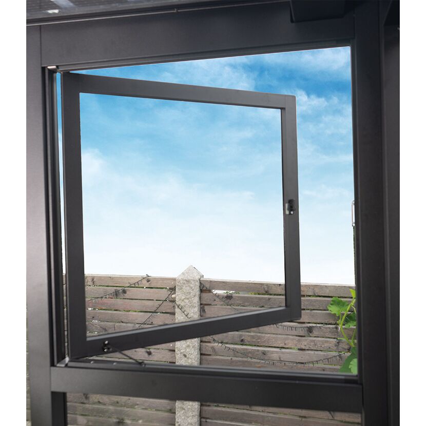 Geöffnetes Fenster mit Blick in den Garten