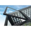 Gewächshaus mit geöffnetem Fenster und Solarpanel