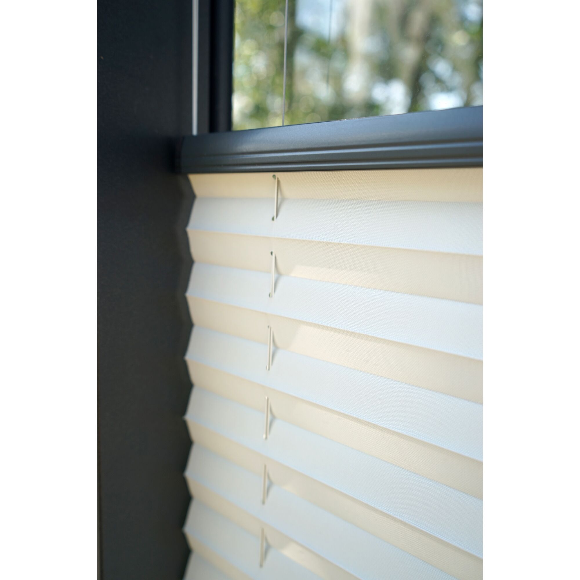 Gefaltete Jalousie am Fenster