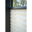 Weißes Faltrollo am Fenster