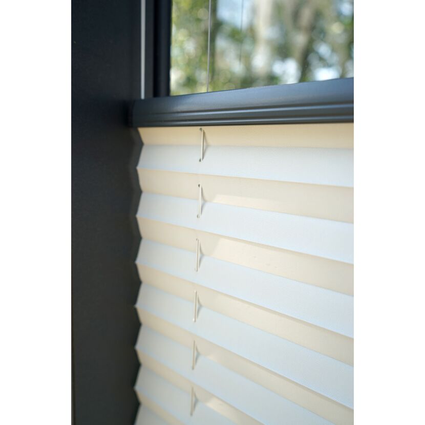 Weißes Faltrollo am Fenster