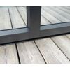 Schwarze Türschwelle auf Holzboden