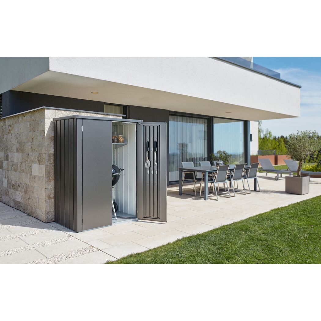 Offener Terrassenschrank 'Romeo' mit Grill und Werkzeugen auf Patio.