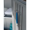 Blauer Mopp hängt an Haken im Terrassenschrank.