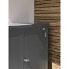 Quarzgrauer biohort Terrassenschrank 'Romeo' vor Holzwand.