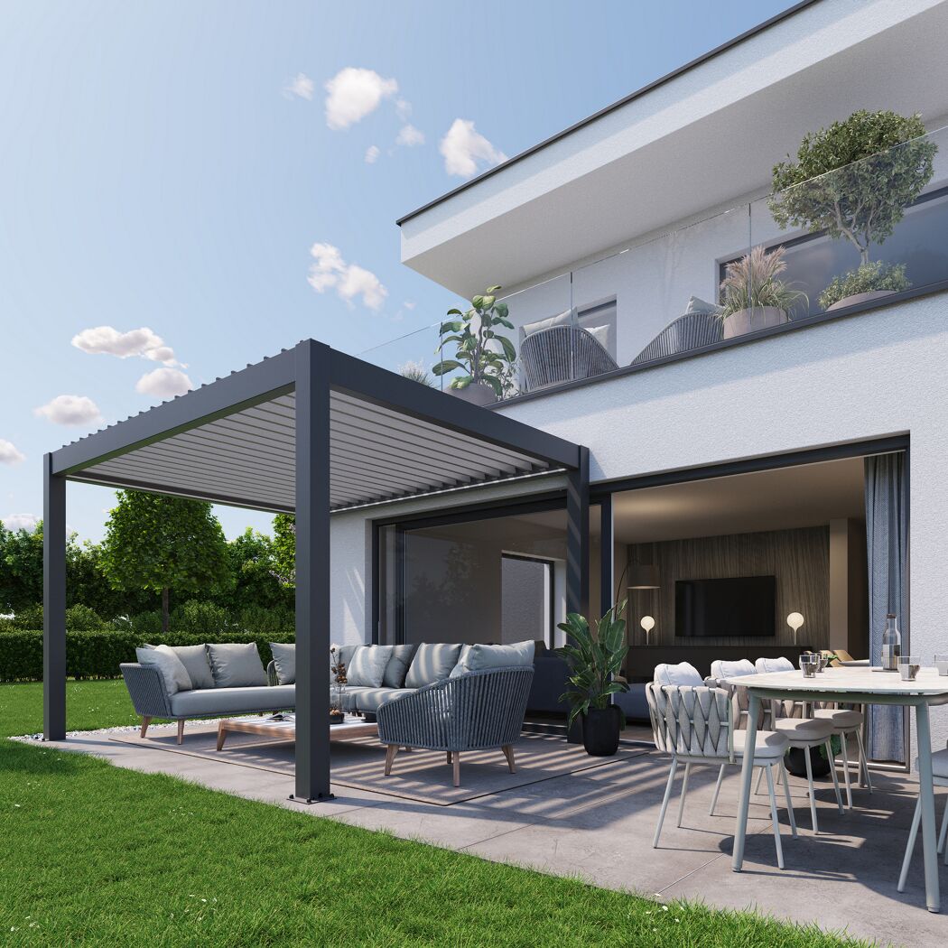 Terrasse mit Überdachung und Gartenmöbeln