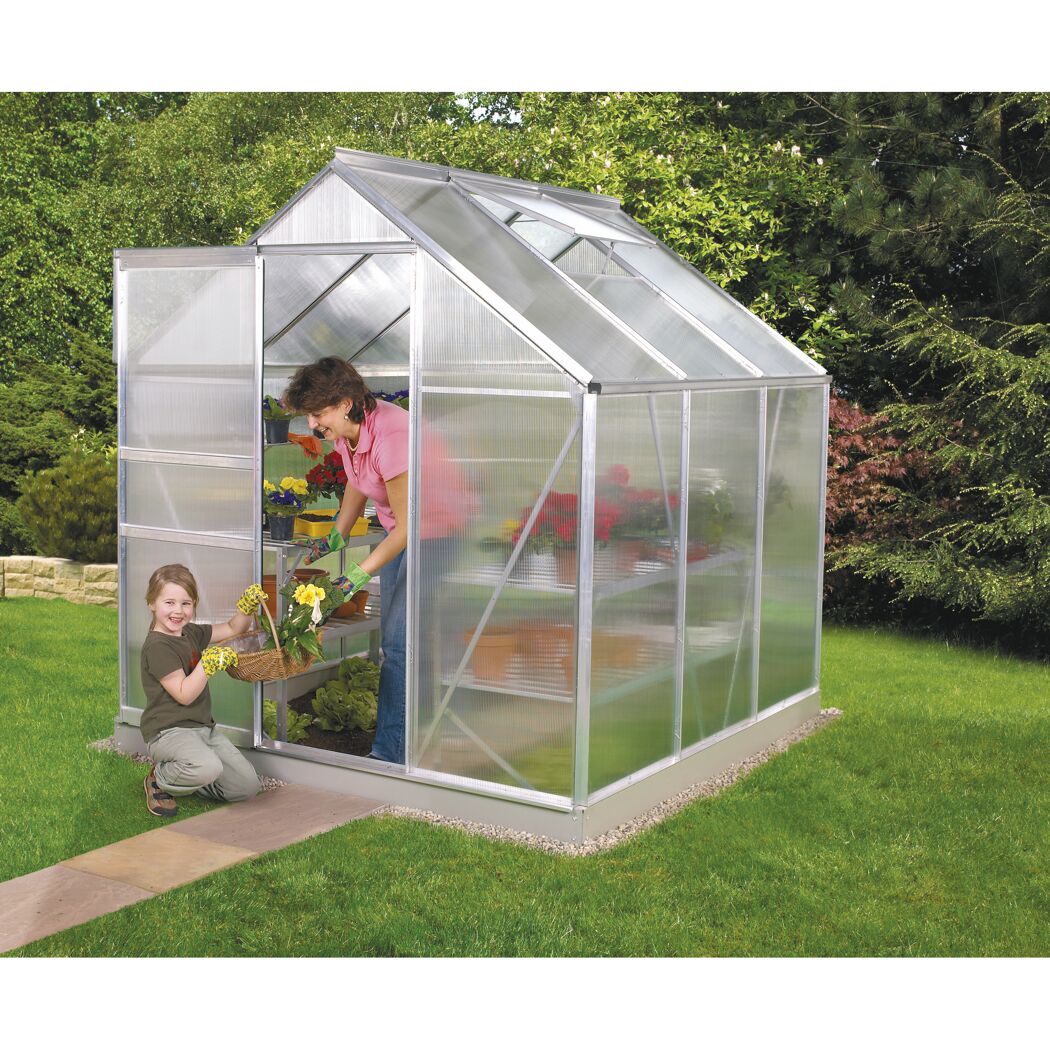 Zwei Personen und ein Gewächshaus im Garten