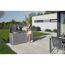 Person legt Kissen in graue Gartenbox