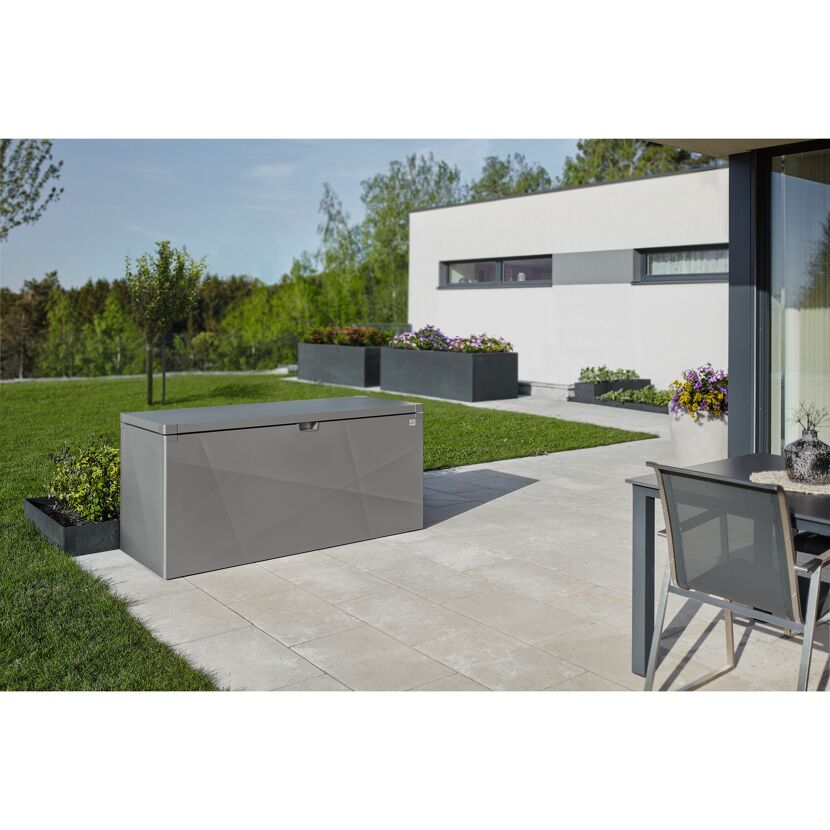 Graue Gartenbox auf Terrasse