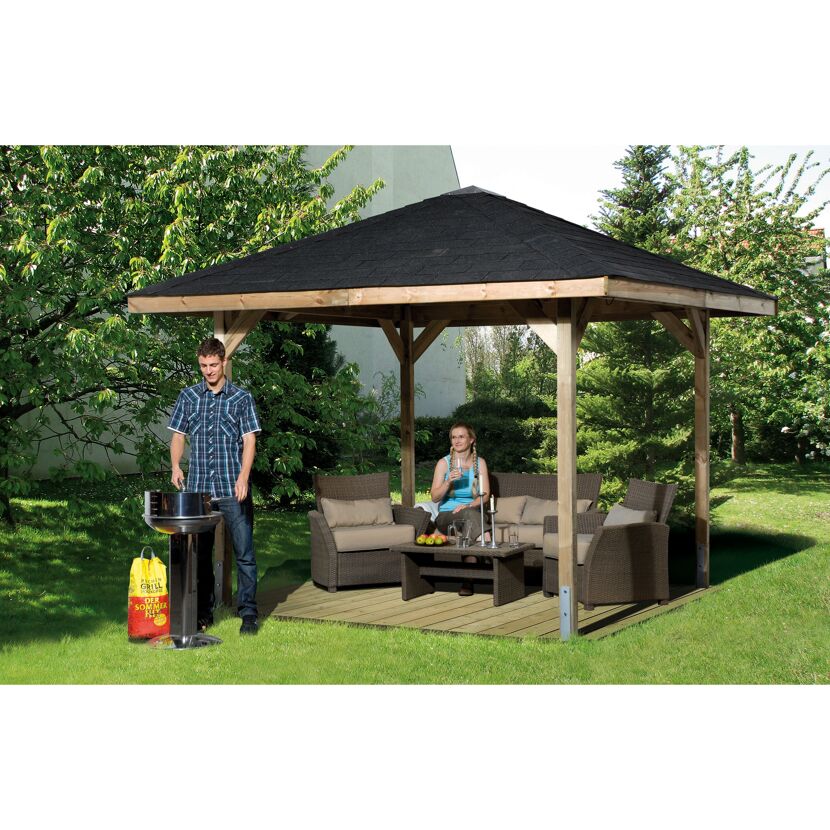 Zwei Personen entspannen sich in einem Gartenpavillon. Eine Person grillt.
