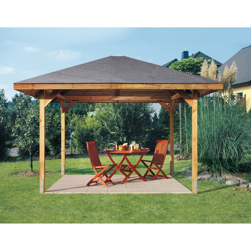 Holzpavillon mit Tisch und Stühlen auf Terrasse