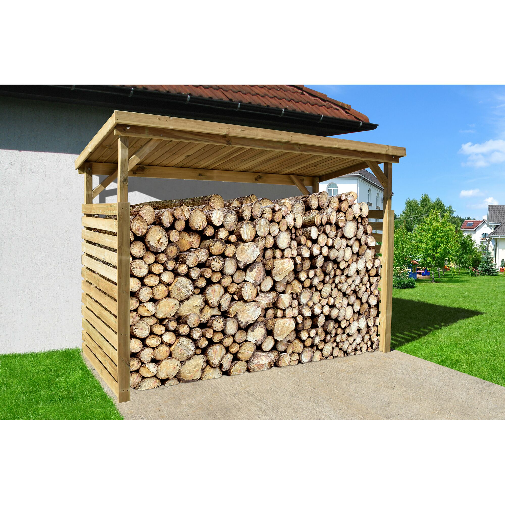 Holzstapel unter einem Holzdach.
