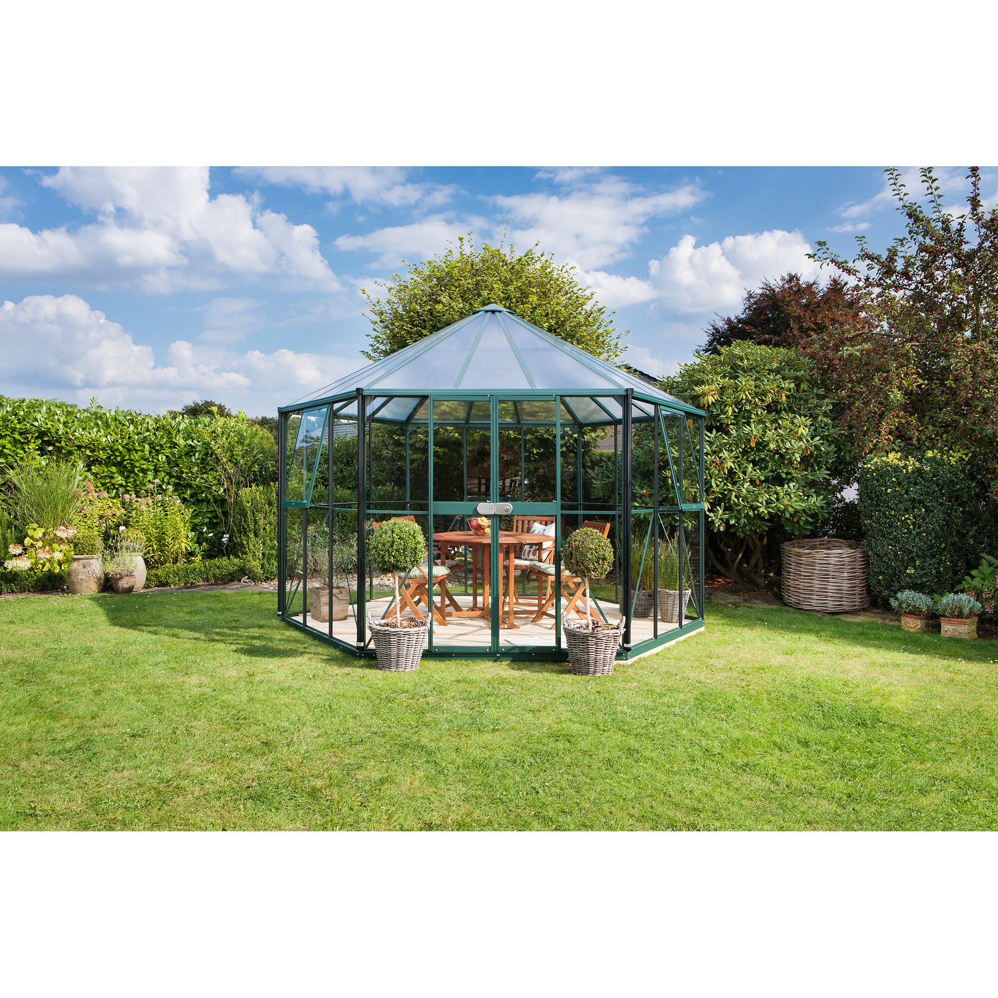 Pavillon mit Tisch und Stühlen auf Rasen