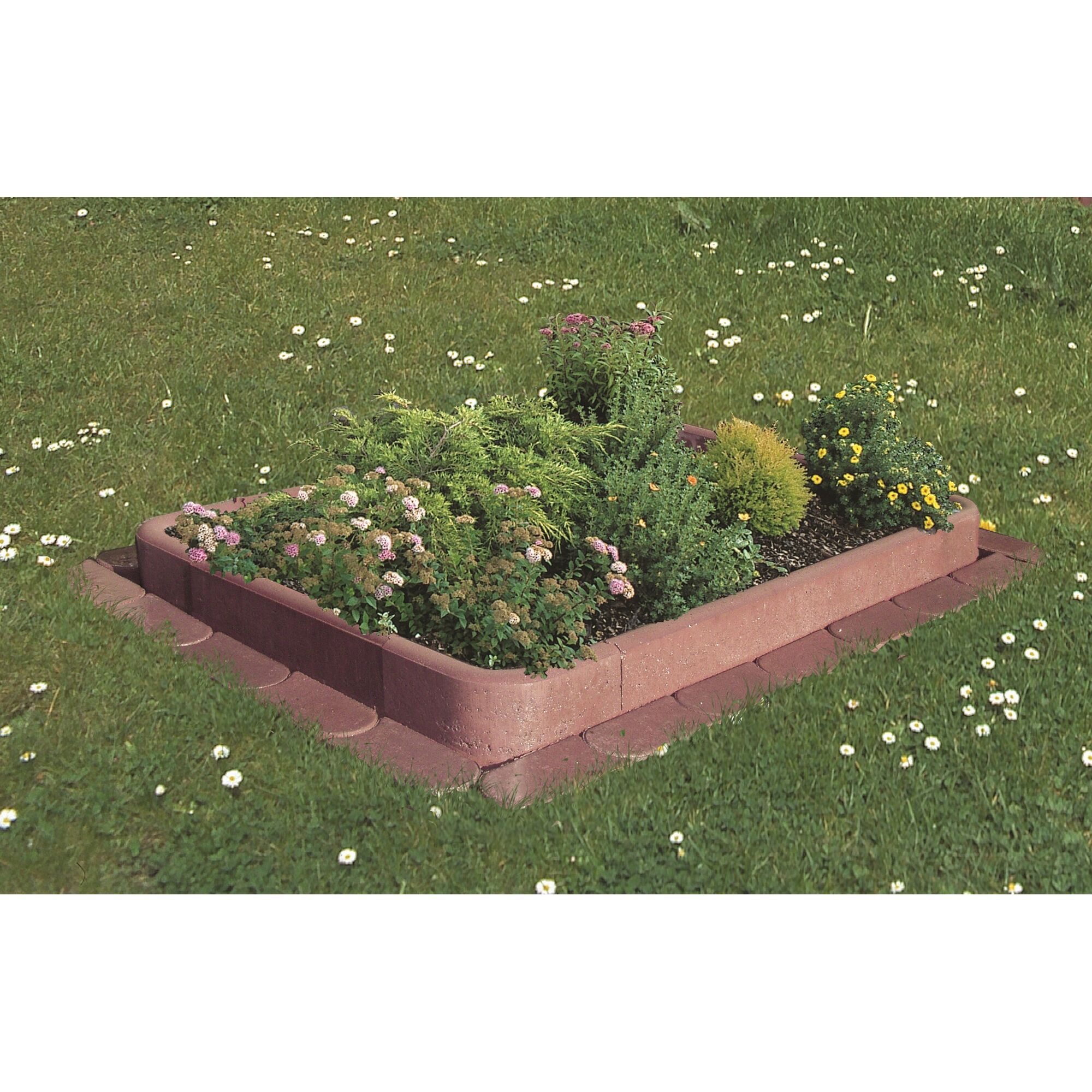 Beeteinfassung mit verschiedenen Pflanzen und Blumen.