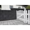 Schwarze Mauer und weißer Gartenzaun