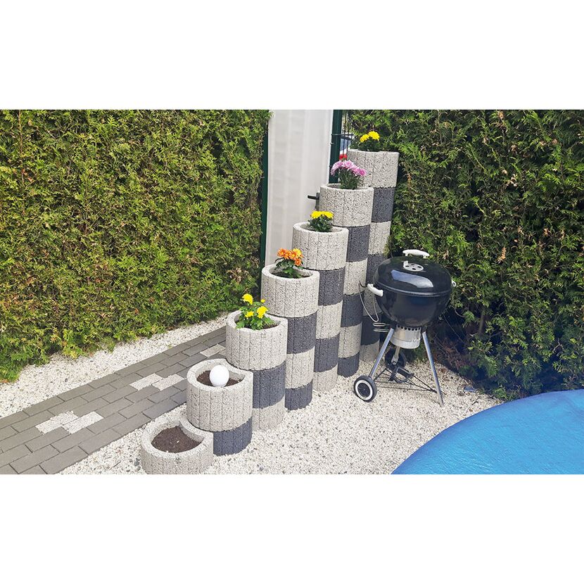 Grau-schwarze Pflanzringe mit Blumen und Grill