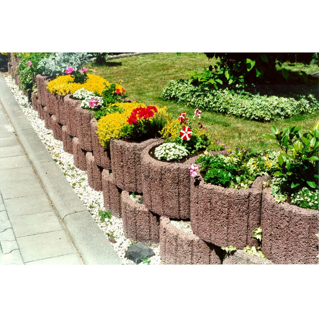 Blumen in runden, braunen Pflanzringen