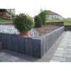 Anthrazitfarbene Palisaden im Garten