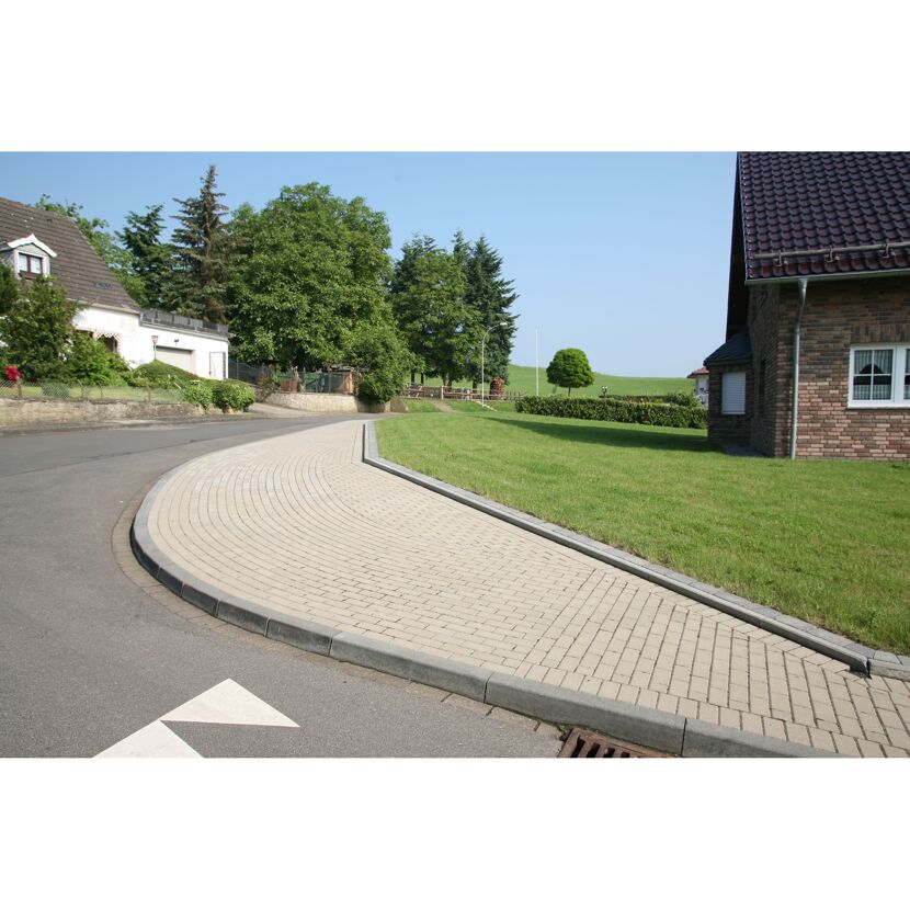 Gepflasterte Einfahrt neben einer Straße