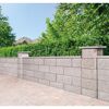 Graue Gartenmauer aus Betonsteinen