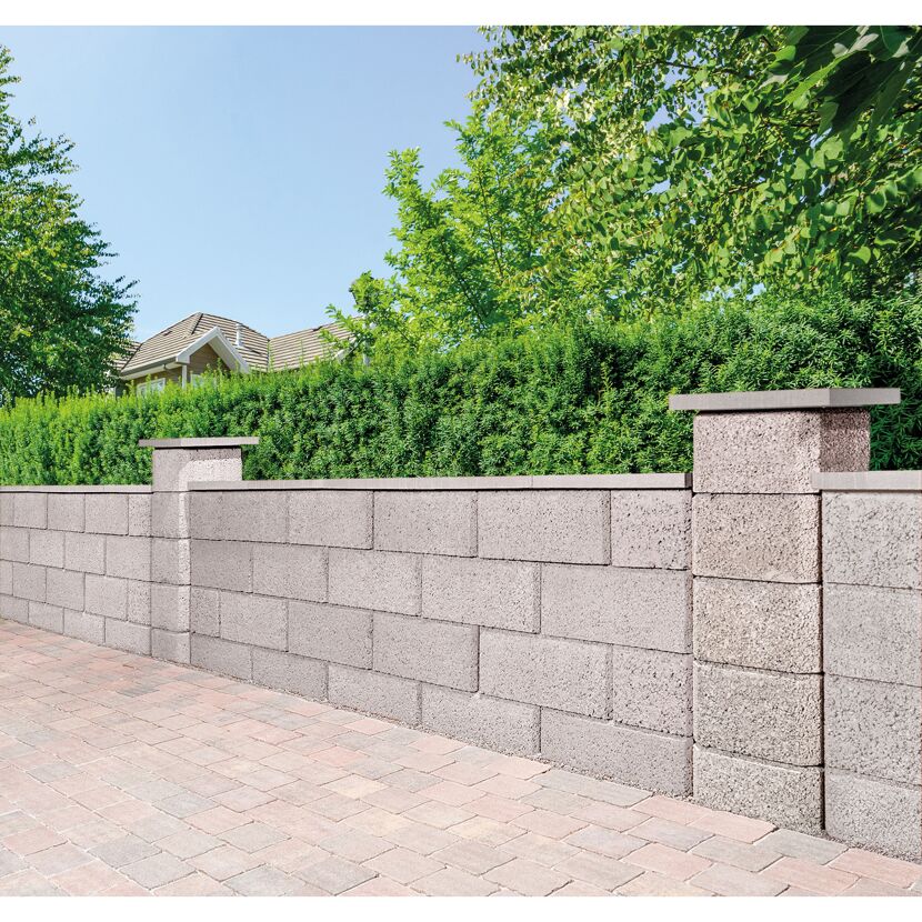 Graue Gartenmauer aus Betonsteinen