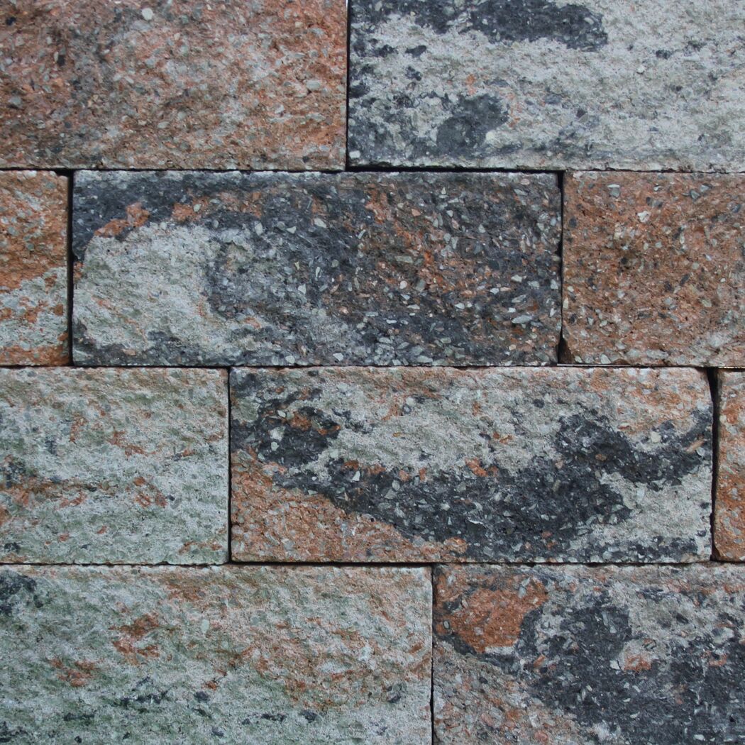 Nahaufnahme von Muschelkalk-Mauersteinen