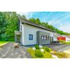 Modernes Haus mit grauem Pflaster und Garten