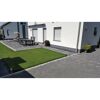 Gepflasterte Terrasse mit Gartenmöbeln und Rasenfläche