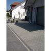 Graue Rechteckpflasterung vor einem Haus