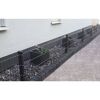 Schwarzer Metallzaun mit Blumenkästen und grauen Steinen